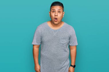 Gündelik kıyafetler giyen genç latin adam, korku ve heyecan dolu yüz ifadesiyle dehşete düşmüş ve şok olmuştu.. 