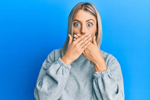 Mulher Loira Bonita Vestindo Roupas Casuais Chocou Cobrindo Boca Com — Fotografia de Stock