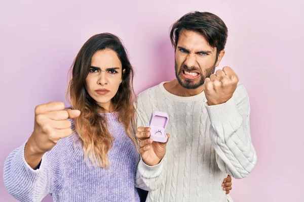 Schönes Paar Von Freund Und Freundin Hält Verlobungsring Für Heiratsantrag — Stockfoto