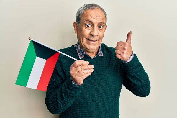 Stilig Senior Man Med Grått Hår Håller Kuwait Flagga Ler — Stockfoto