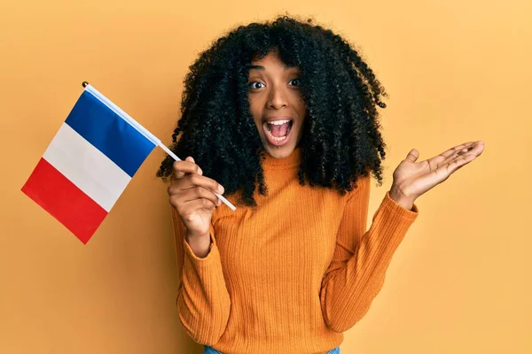 Afroamerykanka Afro Włosy Trzymając Francuską Flagę Świętując Osiągnięcia Uśmiechem Szczęśliwy — Zdjęcie stockowe