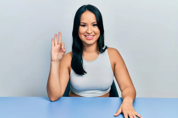 Mooie Latino Vrouw Met Neus Piercing Zittend Tafel Tonen Wijzen — Stockfoto