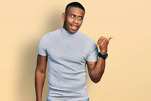 Joven Hombre Negro Vistiendo Camiseta Casual Sonriendo Con Cara Feliz —  Fotos de Stock