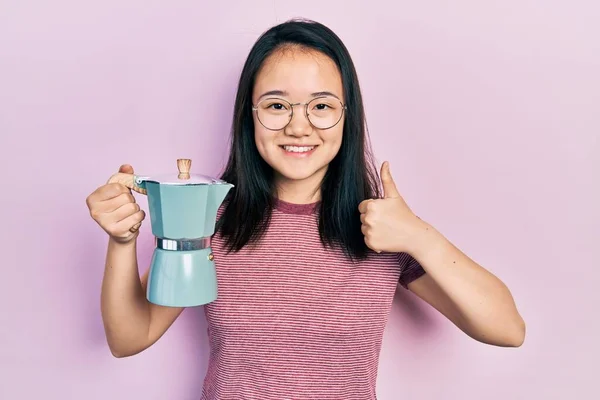 Jong Chinees Meisje Met Italiaanse Koffiezetapparaat Glimlachen Gelukkig Positief Duim — Stockfoto