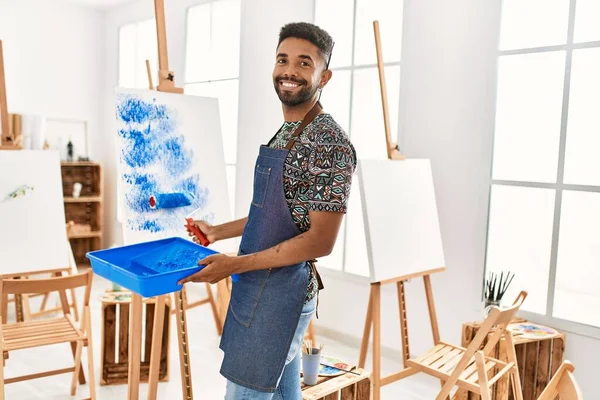 Joven Afroamericano Artista Hombre Sonriendo Feliz Pintura Con Rodillo Pintura — Foto de Stock