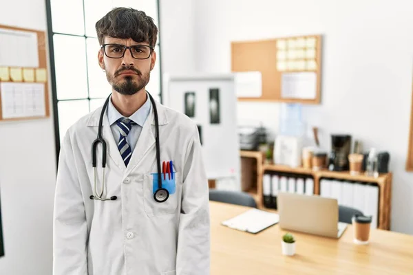 Ofiste Sakallı Doktor Üniforması Giyen Steteskop Takan Spanyol Bir Adam — Stok fotoğraf