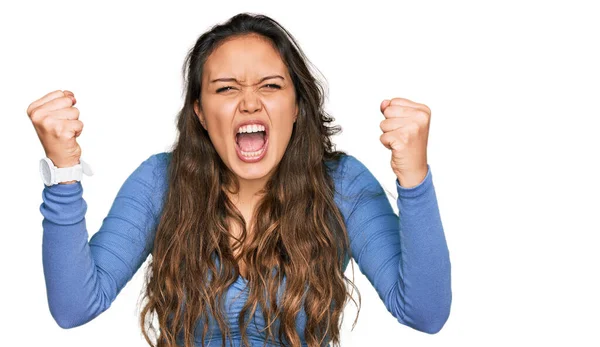 怒って怒って怒って怒っているカジュアルな服を着ている若いヒスパニック系の女の子と怒りを叫びながら拳を上げる 怒りと攻撃的な考え方 — ストック写真