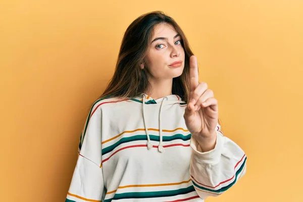 Jonge Blanke Vrouw Draagt Casual Kleding Wijzen Met Vinger Omhoog — Stockfoto