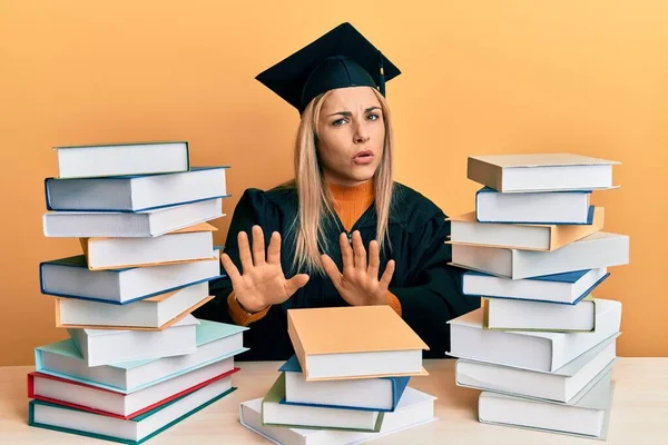 Joven Mujer Caucásica Vestida Con Bata Ceremonia Graduación Sentada Mesa — Foto de Stock