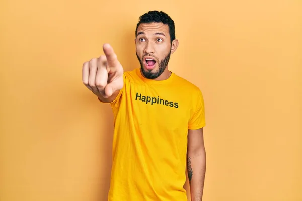 Hispanischer Mann Mit Bart Trägt Shirt Mit Glückwunschbotschaft Und Zeigt — Stockfoto