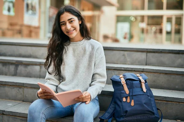 Jeune Étudiante Moyen Orient Fille Souriante Livre Lecture Heureux Université — Photo