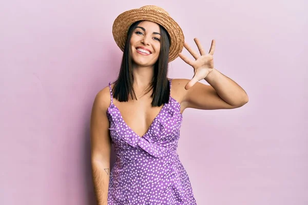 Jovem Morena Usando Vestido Verão Chapéu Mostrando Apontando Para Cima — Fotografia de Stock