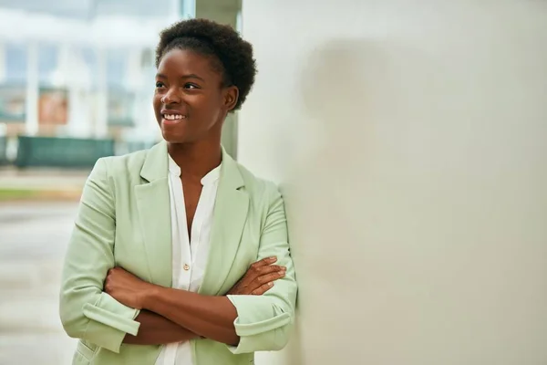 Young African American Businesswoman Arms Crossed Smiling Happy City — Stock Photo, Image