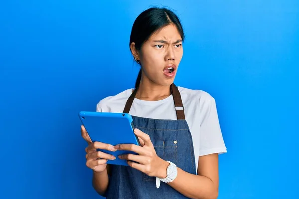 Junge Chinesin Kochschürze Mit Touchpad Wütend Und Wahnsinnig Schreiend Frustriert — Stockfoto