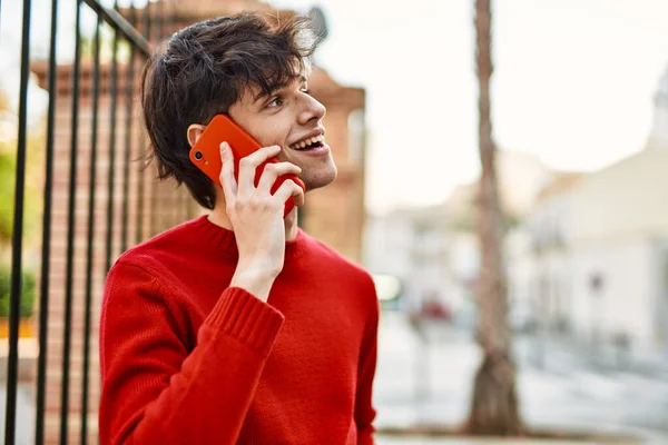 Giovane Uomo Ispanico Sorridente Felice Parlando Sullo Smartphone Città — Foto Stock