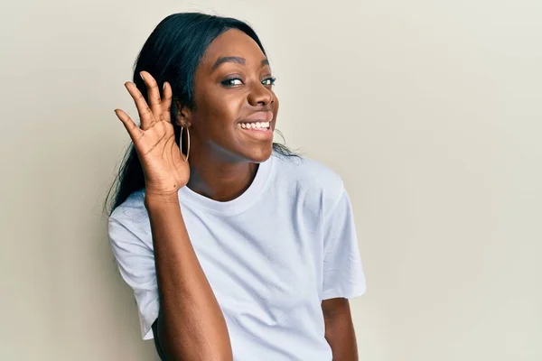 Genç Afro Amerikalı Kadın Günlük Beyaz Shirt Giyip Kulağı Kulaklarında — Stok fotoğraf