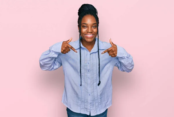 Ung Afrikansk Amerikansk Kvinna Bär Casual Kläder Ser Säker Med — Stockfoto