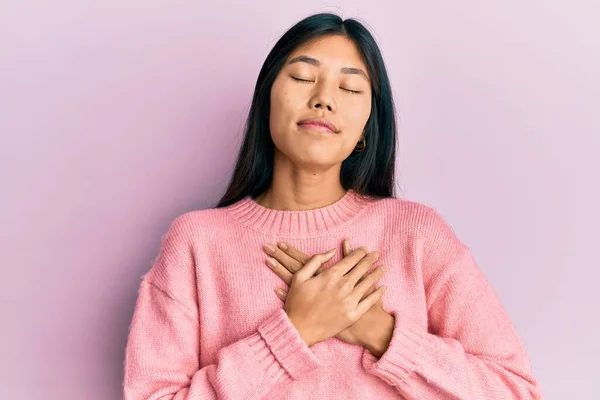 Mujer Joven China Vestida Con Ropa Casual Sonriendo Con Las — Foto de Stock