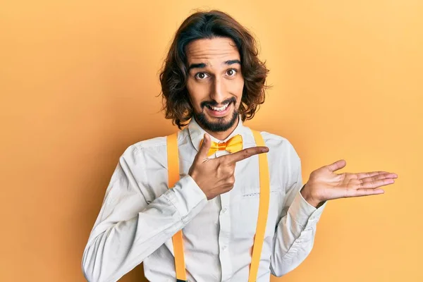 Jonge Spaanse Man Draagt Hipster Elegante Blik Verbaasd Glimlachend Naar — Stockfoto