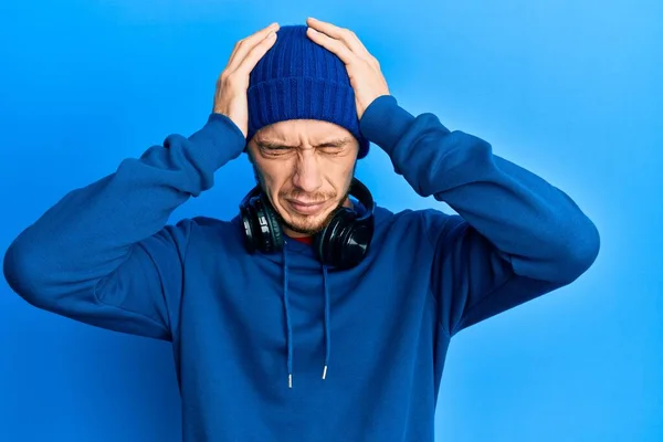 Latynoski Młodzieniec Bluzie Słuchawkach Cierpiący Ból Głowy Zdesperowany Zestresowany Ból — Zdjęcie stockowe