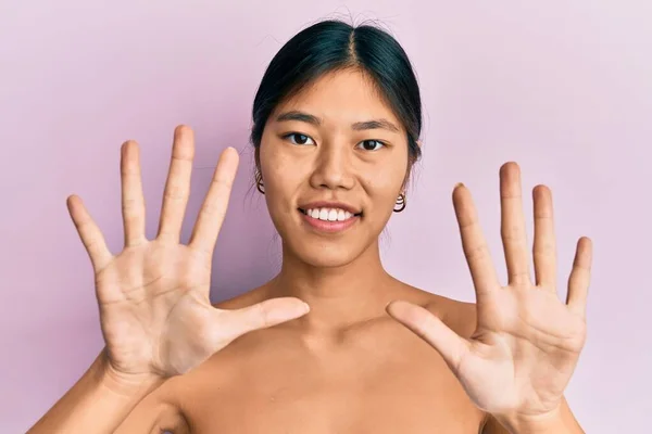 Jong Chinees Vrouw Staat Topless Tonen Huid Tonen Wijzen Met — Stockfoto