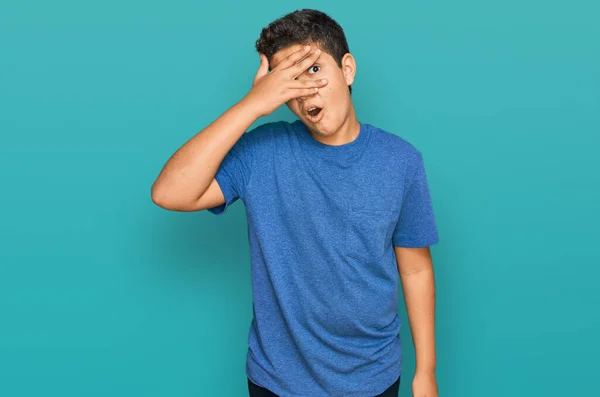 Tonåring Hispanic Pojke Bär Casual Kläder Kikar Chock Täcker Ansikte — Stockfoto