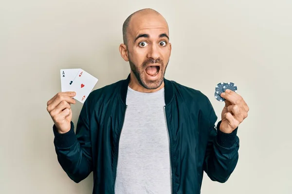 Jovem Hispânico Jogando Poker Segurando Cartas Casino Fichas Comemorando Louco — Fotografia de Stock