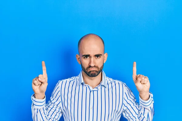 Young Bald Man Pointing Fingers Depressed Worry Distress Crying Angry — Stock Photo, Image