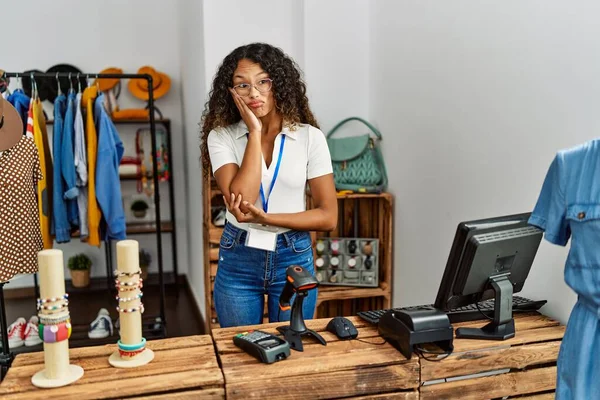 Mooie Latijns Amerikaanse Vrouw Werken Bij Kledingwinkel Denken Kijken Moe — Stockfoto