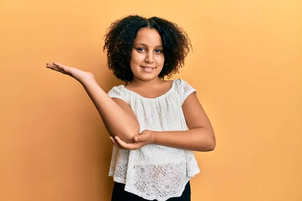 Ung Liten Flicka Med Afro Hår Bär Casual Kläder Ler — Stockfoto