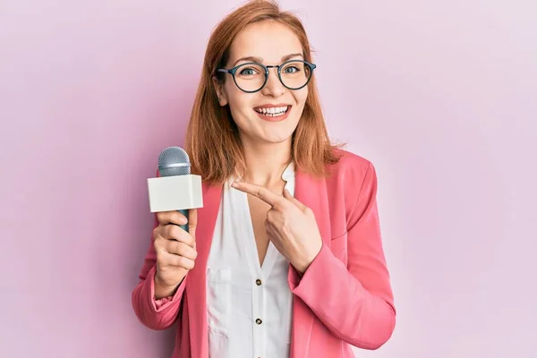 Joven Mujer Caucásica Sosteniendo Micrófono Reportero Sonriendo Feliz Señalando Con — Foto de Stock