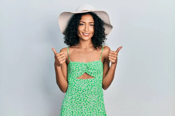 Menina Latina Usando Chapéu Verão Sinal Sucesso Fazendo Gesto Positivo — Fotografia de Stock