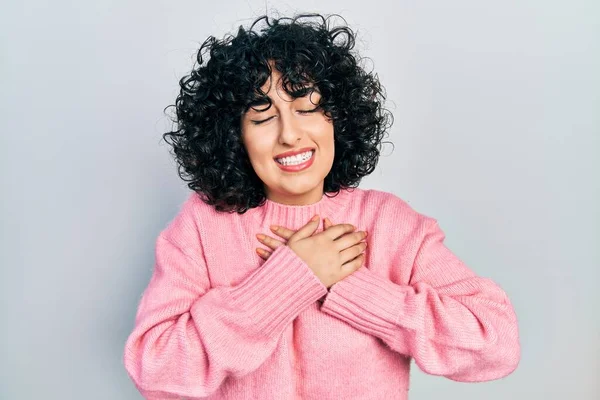 Junge Frau Aus Dem Mittleren Osten Lässiger Kleidung Die Hände — Stockfoto