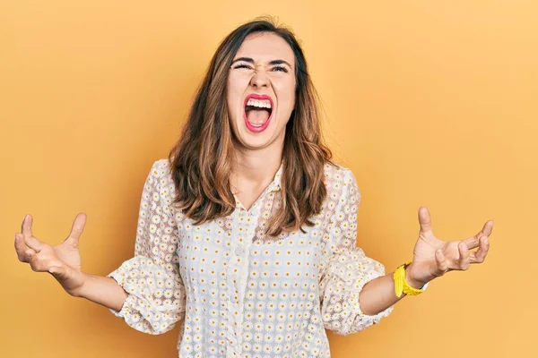 Chica Hispana Joven Con Ropa Casual Loca Loca Gritando Gritando — Foto de Stock