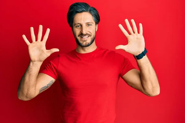 Mladý Hispánec Muž Sobě Ležérní Červené Tričko Ukazuje Ukazuje Prsty — Stock fotografie