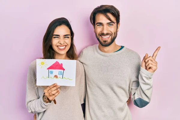 Junges Hispanisches Paar Das Haus Hält Lächelt Glücklich Und Zeigt — Stockfoto