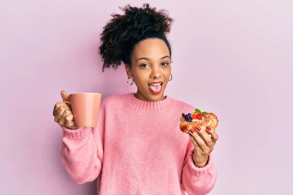 Jong Afrikaans Amerikaans Meisje Het Drinken Van Een Kopje Koffie — Stockfoto