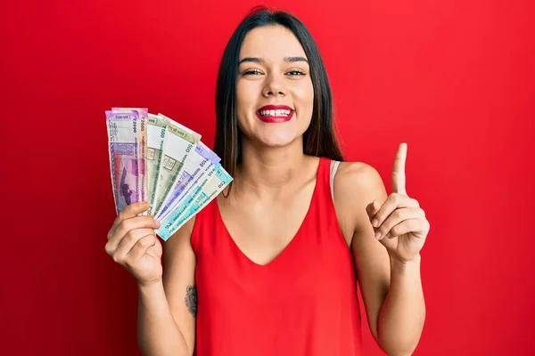 Jong Latijns Meisje Met Indiaanse Roepie Bankbiljetten Glimlachend Met Een — Stockfoto