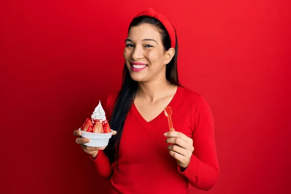 Молодая Латинская Женщина Держа Мороженое Подмигивая Смотрит Камеру Сексуальным Выражением — стоковое фото