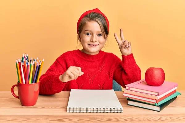 Niña Hermosa Sentada Escritorio Del Aula Sonriendo Con Cara Feliz —  Fotos de Stock