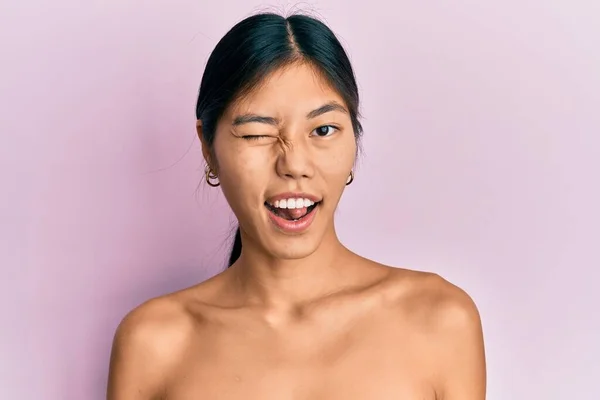 Молодая Китаянка Стоит Топлесс Показывая Кожу Подмигивая Глядя Камеру Сексуальным — стоковое фото