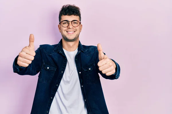Gündelik Kıyafetler Giyen Gözlük Takan Genç Spanyol Adam Elinle Olumlu — Stok fotoğraf