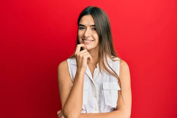 Jonge Spaanse Vrouw Casual Kleding Glimlachend Zelfverzekerd Kijkend Naar Camera — Stockfoto