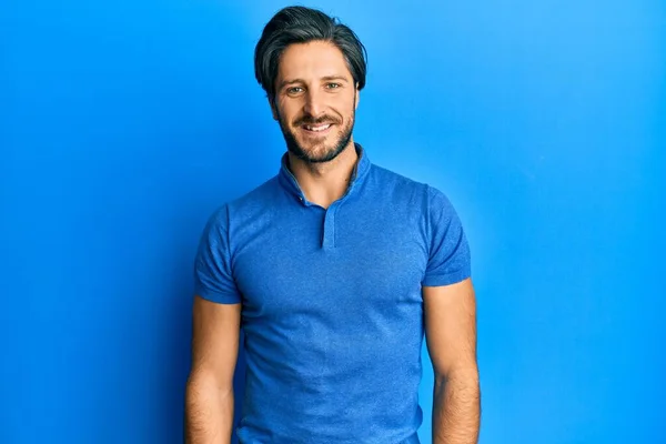 Mladý Hispánec Neformální Modré Tričko Šťastným Chladným Úsměvem Tváři Šťastný — Stock fotografie