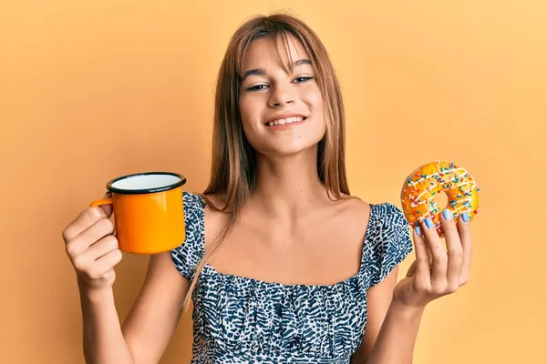 Adolescente Chica Caucásica Comiendo Donut Beber Café Sonriendo Con Una —  Fotos de Stock