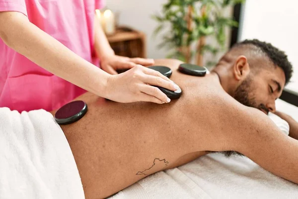 Uomo Reciving Massaggio Alla Schiena Con Pietre Nere Centro Bellezza — Foto Stock