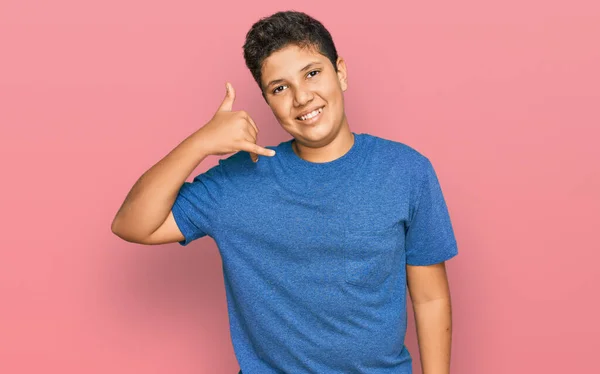 Menino Hispânico Adolescente Vestindo Roupas Casuais Sorrindo Fazendo Gesto Telefone — Fotografia de Stock