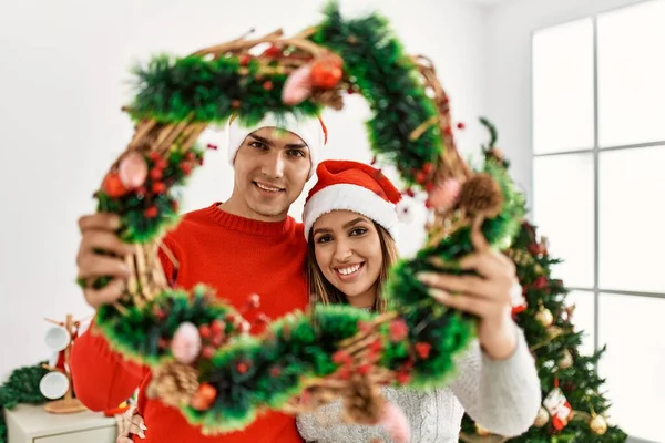 Pareja Joven Sonriendo Feliz Usando Sombrero Navidad Casa —  Fotos de Stock