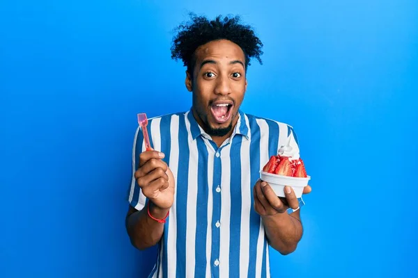 Young African American Man Beard Eating Strawberry Ice Cream Celebrating — Stock Photo, Image