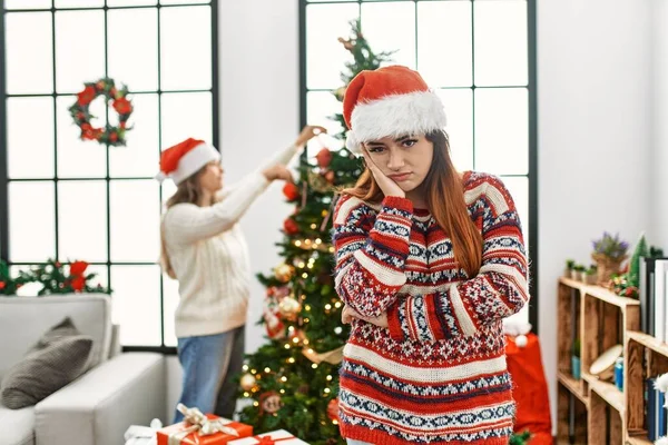 Hermosa Pareja Casa Pie Junto Árbol Navidad Pensando Que Cansado — Foto de Stock